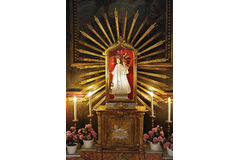 Milostná soška Panny Marie s Ježíšem nad svatostánkem